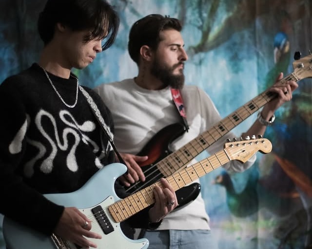 Gianni jouant de la guitare