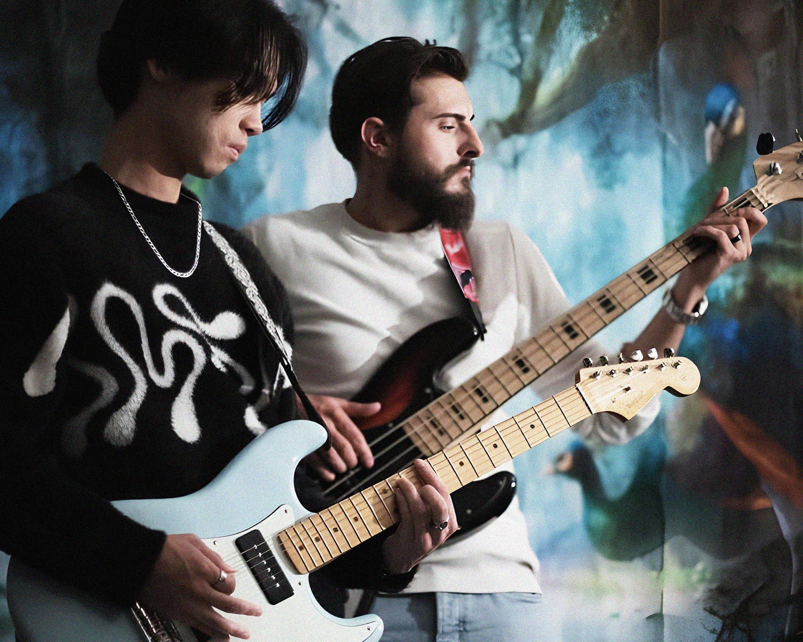 Gianni jouant de la guitare en couleur